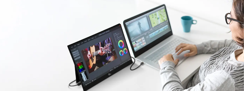 Configuración con monitor portátil para productividad