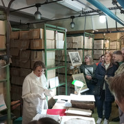2_Ольга Юрьевна Кивокурцева демонстрирует документы в архивохранилище.