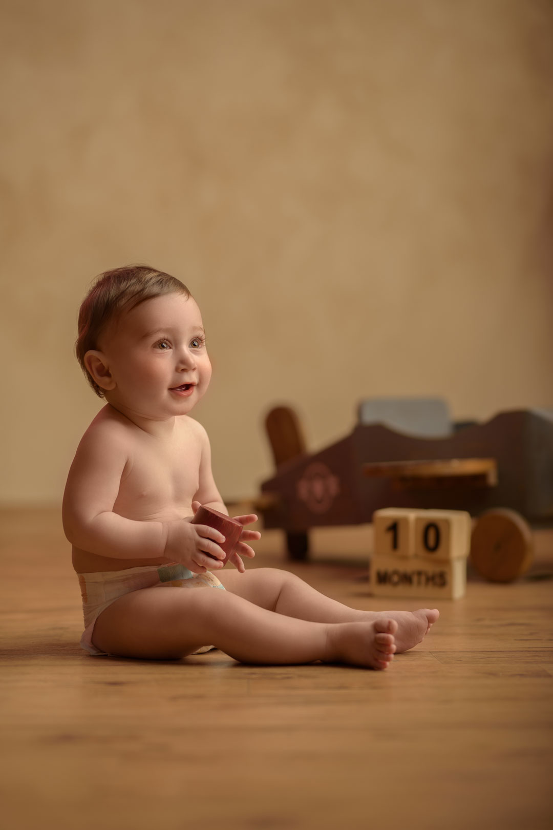 پرتره خانوادگی مشهد با فضای سفید و مینیمال در آتلیه نویسا