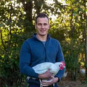 We stellen aan je voor, onze biologische kippenboer Bart Kok - Biologische kippenvlees - Goede kip, direct van de boer - Vleeskopenbijdeboer.nl