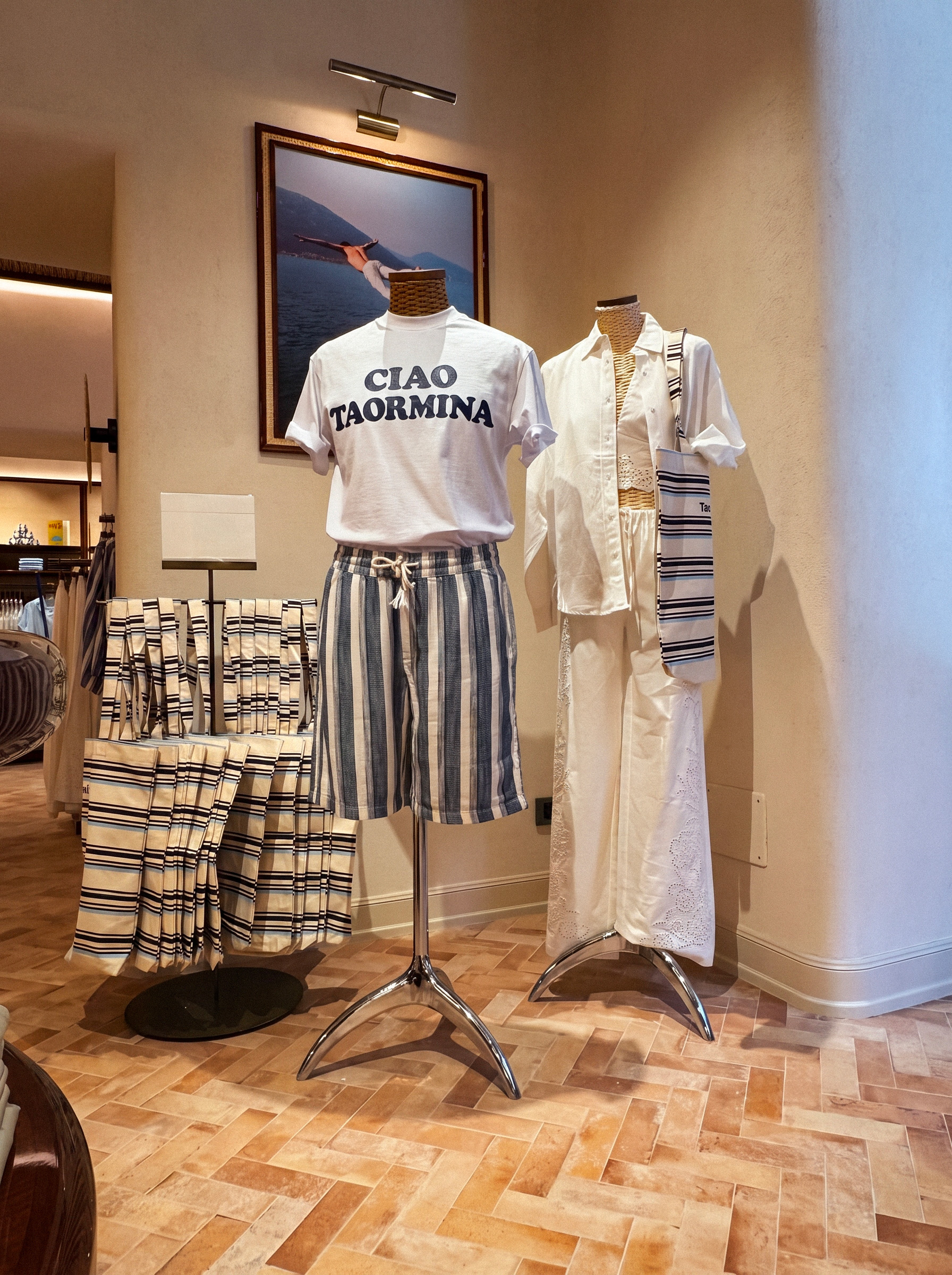 Le collezioni Alcott nel nuovo store di Taormina Look uomo e donna esposti nel nuovo store Alcott di Taormina con T-shirt Ciao Taormina e capi estivi