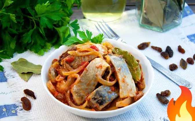Постер Сельдь, маринованная в томатном соусе с луком и изюмом