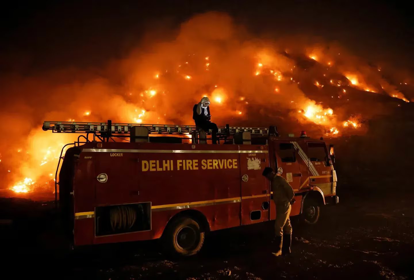 Se incendia uno de los basurales más grandes del mundo y no pueden controlar el fuego