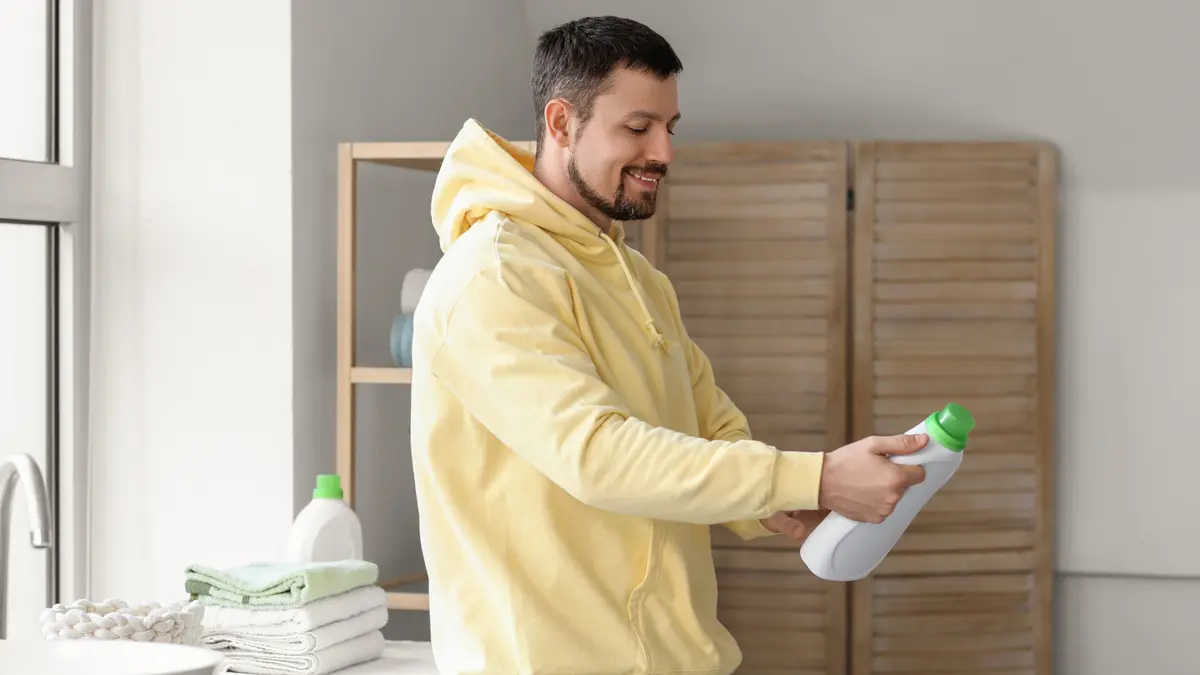 Sticlele goale de detergent, o nouă viață ca organizatori chic pentru casă