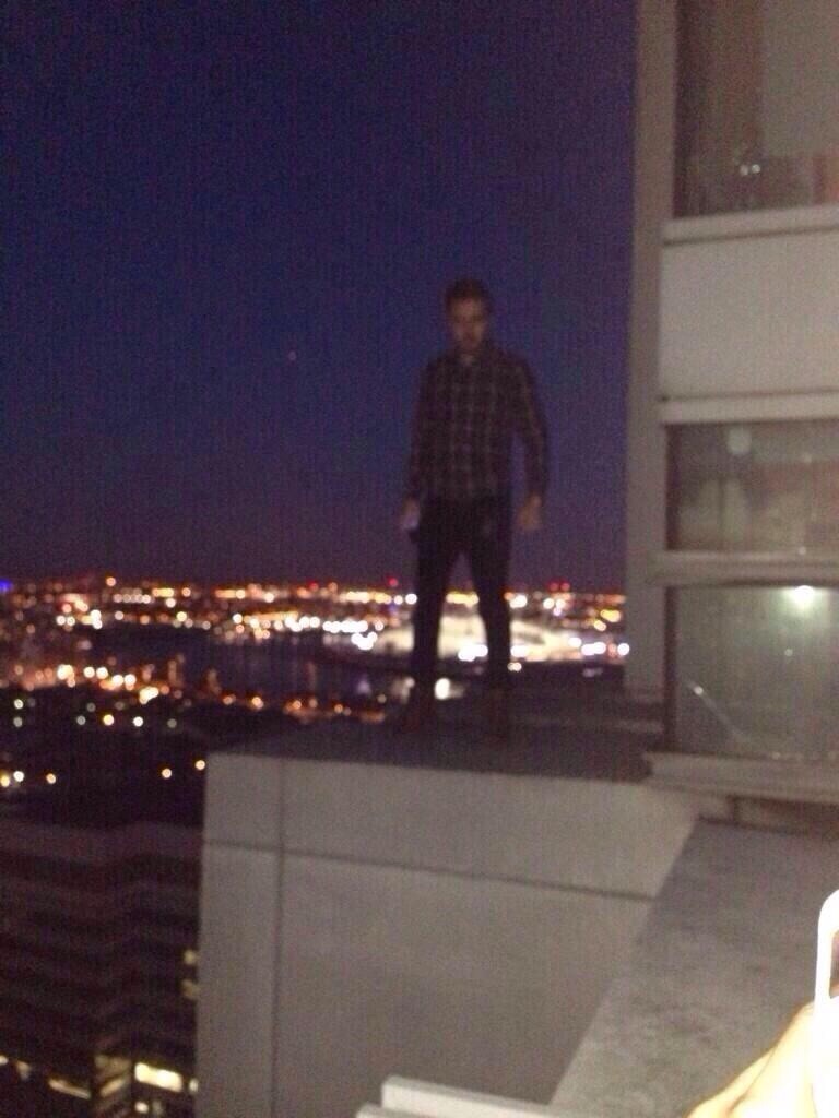 Una imagen de 2014 del escalofriante truco de Liam Payne en el balcón resurgió después de que cayera y muriera el miércoles.FameFlynet.uk.com / SplashNews.com