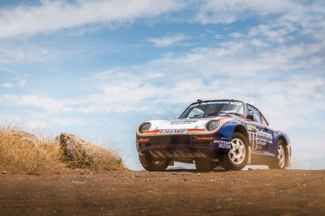 Суперкар Porsche 959 триумфовал на «Дакаре» в 80-х годах. Многие технические решения в машине были революционными для своего времени.
Porsche 959 сходил с конвейера в период с 1986 по 1993 год. Всего было сделано ровно 959 машин, в которых были использованы передовые на тот момент технологии.

Так, появились элементы компьютерного управления и некоторые помощники для водителя, которых не было ранее. Поэтому многие не без основания считают «959» родоначальником современных суперкаров. В них на первом месте стоят технологии, повышающие эксплуатационные характеристики.Под капотом у автомобиля располагался оппозитный V6 с двойным турбонаддувом. Он мог похвастаться 444 лошадиными силами и 500 Нм крутящего момента. За трансмиссию отвечала механическая коробка передач на 6 ступеней. Усилия на все 4 колеса передавались при помощи электроники. Поэтому выходная мощность регулировалась как водителем, так и компьютером.Такая трансмиссия обеспечивала впечатляющие характеристики как на обычных дорогах, так и на бездорожье. Не удивительно, что два представителя Porsche 959 оказались на вершине «Дакара» в 1986 году.