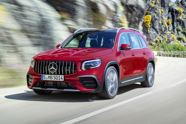 Семейный компактвэн Mercedes B-класса сменил уже три поколения, но «горячей» AMG-версии не было ни в одном из них. А вот новейшему кроссоверу Mercedes GLB повезло больше: мощную модификацию показали всего через три месяца после дебюта базовой машины.Технически новый Mercedes-AMG GLB 35 близок к другим «тридцать пятым» моделям (это хэтчбек и седан A-класса, а также седан и универсал CLA), но отличается от них коробкой передач. Если легковые соплатформенники имеют семиступенчатый преселективный «робот» AMG Speedshift DCT 7G, то на кроссовере установлена более новая и выносливая коробка AMG Speedshift DCT 8G с восемью передачами.В остальном техника одинаковая. Mercedes-AMG GLB 35 оснащен форсированной версией двухлитрового турбомотора M260 с отдачей 306 л.с. и 400 Нм. Полный привод — с электромеханической многодисковой муфтой подключения задних колес. У ездовой электроники пять режимов: Slippery (для зимы), Comfort, Sport, Sport+ и Individual. Есть функция Race-Start, то есть launch control для максимально эффективного ускорения.По сравнению с «гражданскими» версиями в подвеске установлены новые пружины и амортизаторы, спереди — измененные рычаги, а сзади — иной подрамник. За доплату предложена адаптивная подвеска. На передней оси использованы четырехпоршневые тормозные механизмы с фиксированной скобой и дисками диаметром 350 мм, сзади — однопоршневые с плавающей скобой и 330-миллиметровыми дисками. На выбор — колеса диаметром от 19 до 21 дюйма.Из визуальных особенностей Mercedes-AMG GLB 35 имеет иные бамперы и характерную решетку радиатора, а в салоне появились AMG-руль, спортивные сиденья и специфический декор. При этом в списке опций сохранился третий ряд сидений, на котором могут разместиться пассажиры ростом до 1,68 м.Понятно, что крупный и тяжелый кроссовер стал самым медленным среди «тридцать пятых» моделей. И все же разгон до 100 км/ч за 5,2 с — достойный показатель. Для сравнения: седан и универсал CLA 35 проделывают это за 4,9 с, а хэтчбек A 35 — за 4,7 с. Максимальная скорость традиционно ограничена на отметке 250 км/ч.