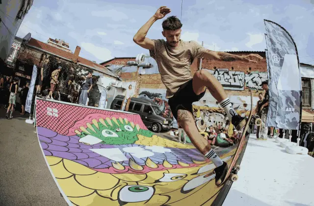 Аренда Lil Ramp для событий: райдер на брендированной рампе