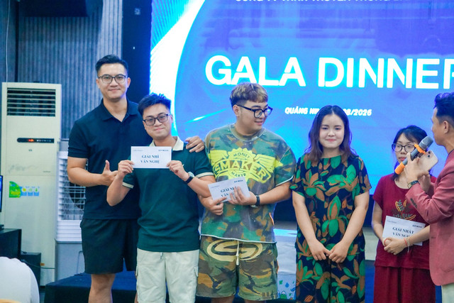 Ban tổ chức trao giải văn nghệ Gala Dinner Quảng Ninh