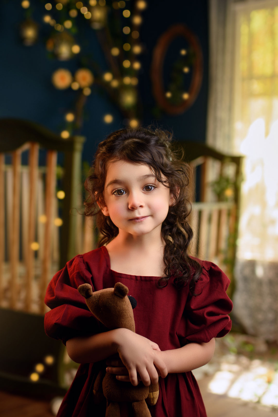 عکاسی کودک در مشهد با دکور مینیمال و رنگ‌های خنثی - آتلیه کودک نویسا