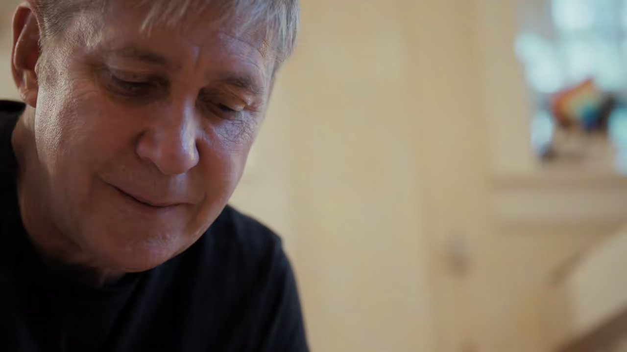 All the Empty Rooms (2025) NF.WEB-DL Hindi + English 720p 10bit HEVC HE-AAC 2.0 ESub CineVood.mkv.0003.jpg