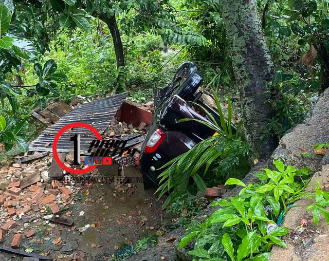 பெரகலையில் கார் ஒன்று வீதியை விட்டு கவிழ்ந்தது.