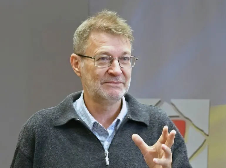 Niculae Moromete se gândește dacă va începe școala în acest an școlar.