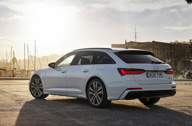 Компания Audi представила гибридную модификацию A6 Avant 55 TFSI e quattro. Такой автомобиль способен проезжать на одной электроэнергии 51 километр. Пополнить заряд батареи можно, подключив гибрид к обычной розетке.

Новая версия универсала комплектуется силовой установкой, в состав которой входит 252-сильный бензиновый турбодвигатель объемом 2,0 литра и электромотор мощностью 143 л.с. Суммарная отдача агрегатов достигает 367 л.с. Для 55 TFSI e предусмотрены аккумулятор емкостью 14,1 кВт-ч, семиступенчатая роботизированная коробка S tronic и система полного привода quattro.

Заявленный разгон от 0 до 100 км/ч составляет 5,7 секунды, а максимальная скорость ограничена электроникой на отметке 250 км/ч. При езде на электричестве гибрид способен разгоняться только до 135 км/ч. A6 Avant 55 TFSI e quattro расходует 1,9-2,1 литра топлива в смешанном цикле. От стандартного A6 Avant гибридную версию можно отличить по затемненным элементам экстерьера и 19-дюймовым колесным дискам с красными суппортами.