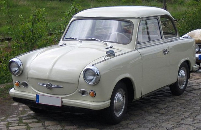 В 1957 году в ГДР, на бывшем заводе Horch/Audi в Цвиккау начали выпускать миниатюрный седанчик Trabant P50. Автомобиль имел передний привод, а в движение он приводился двухцилиндровым двухтактным мотором объемом 499 куб. см. и мощностью 18 л. с. Коробка передач была механической, трехступенчатой. В 1960 году мощность двигателя была увеличена до 20 л. с. Особенностью «Трабанта» был пластиковый кузов (внешние кузовные панели были сделаны из материала дуропласт), благодаря чему снаряженная масса автомобиля составляла всего 620 кг.В 1962 году был запущен в производство Trabant P60 — та же самая модель, но с двигателем мощностью 23 л. с. А в 1964 году появился модернизированный автомобиль, получивший название Trabant 601.