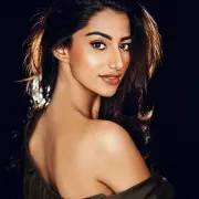 Meenakshi-Chaudhary-9