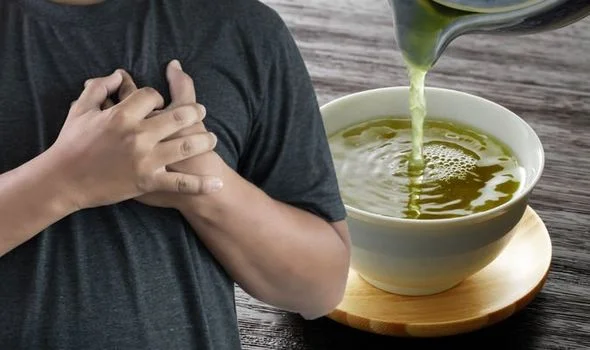 Une tasse de thé vert fumante posée sur une table avec des feuilles de thé, évoquant une consultation nutritionnelle et des conseils pratiques.