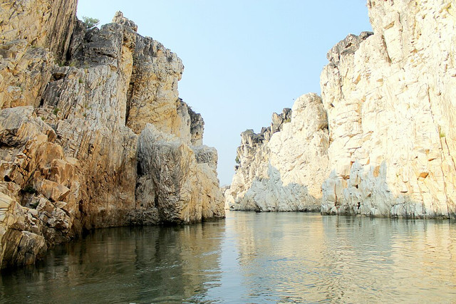 Marble Rocks Jabalpur.jpg