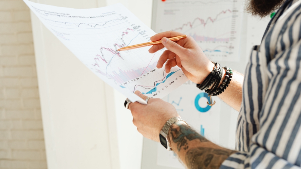 Consultor avaliando o potencial de um imóvel