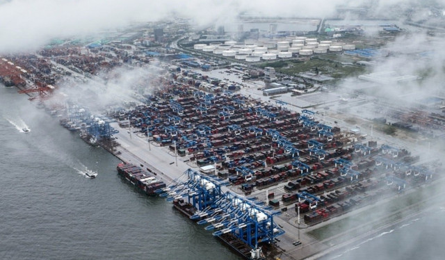Xuất khẩu của Trung Quốc bất ngờ giảm thấp hơn kỳ vọng chuyên gia dự báo nhiều rào cản ngáng đường sắp tới