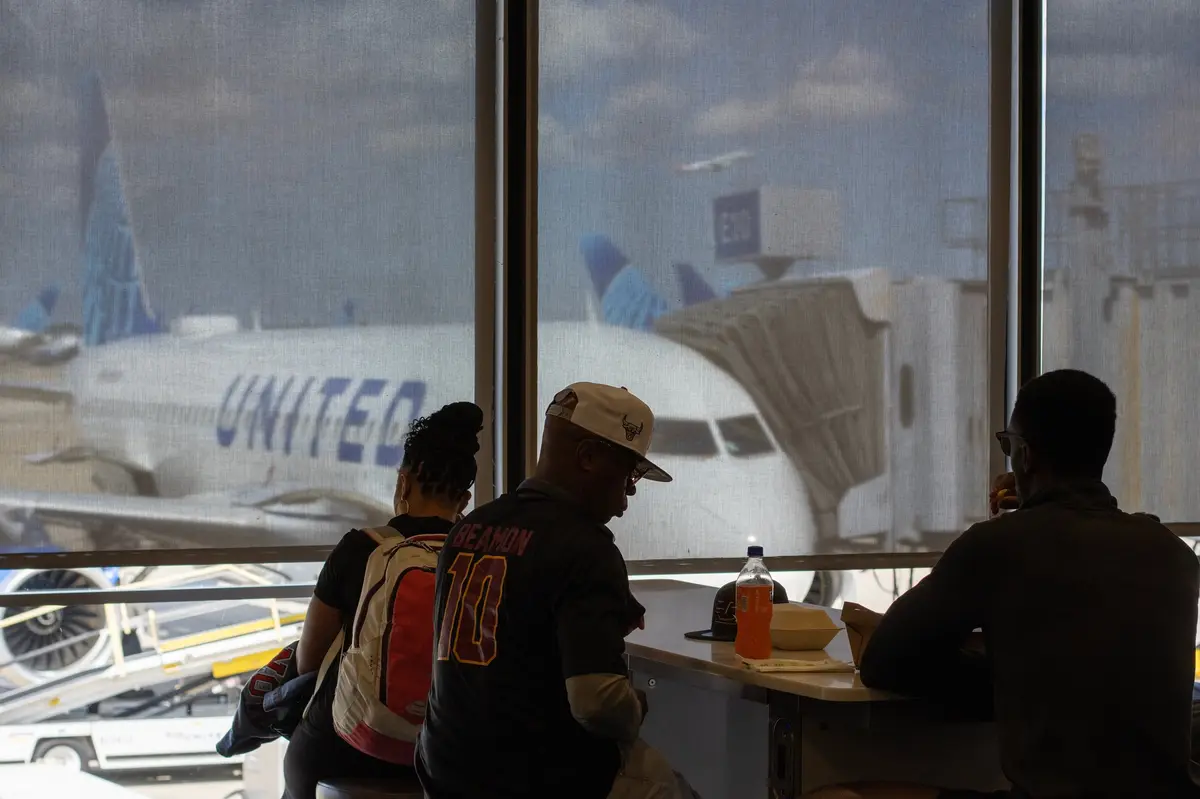 Salutul rasist la United Airlines: O dezbatere despre stereotipuri și călătorii