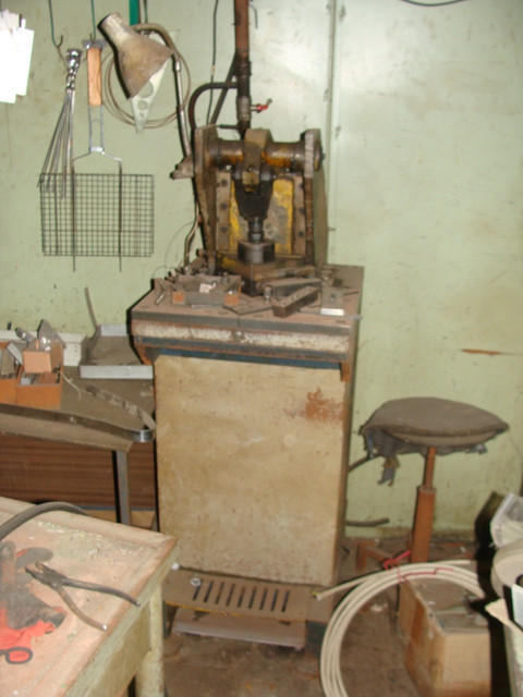 Corner-Cutting-Machine.jpg