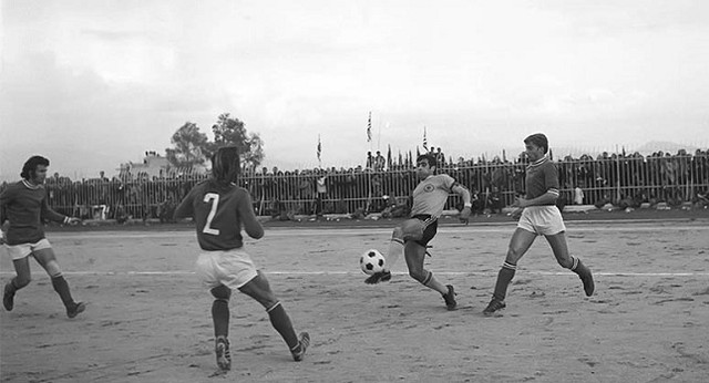 Στο Αργος επίσης είχε παίξει η ΑΕΚ και το 1976, αλλά ως γηπεδούχος. Είχε τιμωρηθεί με τρεις αγωνιστικές μακριά από τη Νέα Φιλαδέλφεια για επεισόδια σε αγώνα με τον Παναθηναϊκό στη Λεωφόρο Αλεξάνδρας και είχε αγωνιστεί ως γηπεδούχος στην Πάτρα με τον ΠΑΟΚ (0-0) στο Αίγιο με τον Πανσερραϊκό (4-0) και στο Αργος με τον ΠΑΣ Γιάννινα, τον οποίον νίκησε με απευθείας κόρνερ του Μίμη Παπαϊωάννου στο 85’!