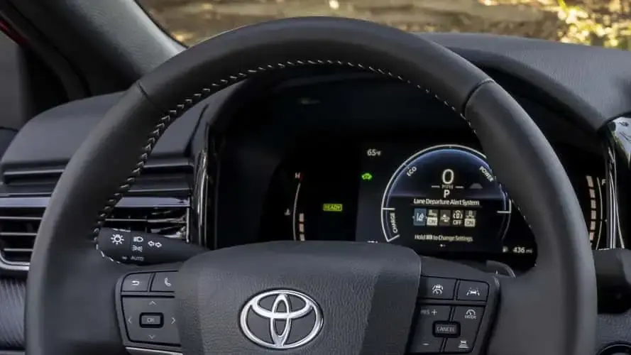 Rechemare Toyota Camry: Vitezometrul și ceasurile de bord pot dispărea brusc
