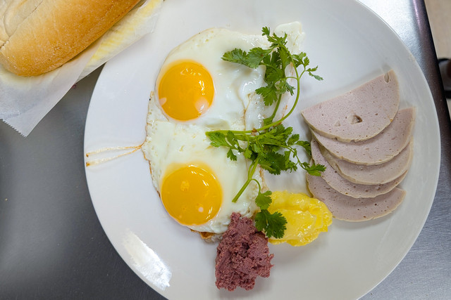 Ham-Eggs-with-Bread