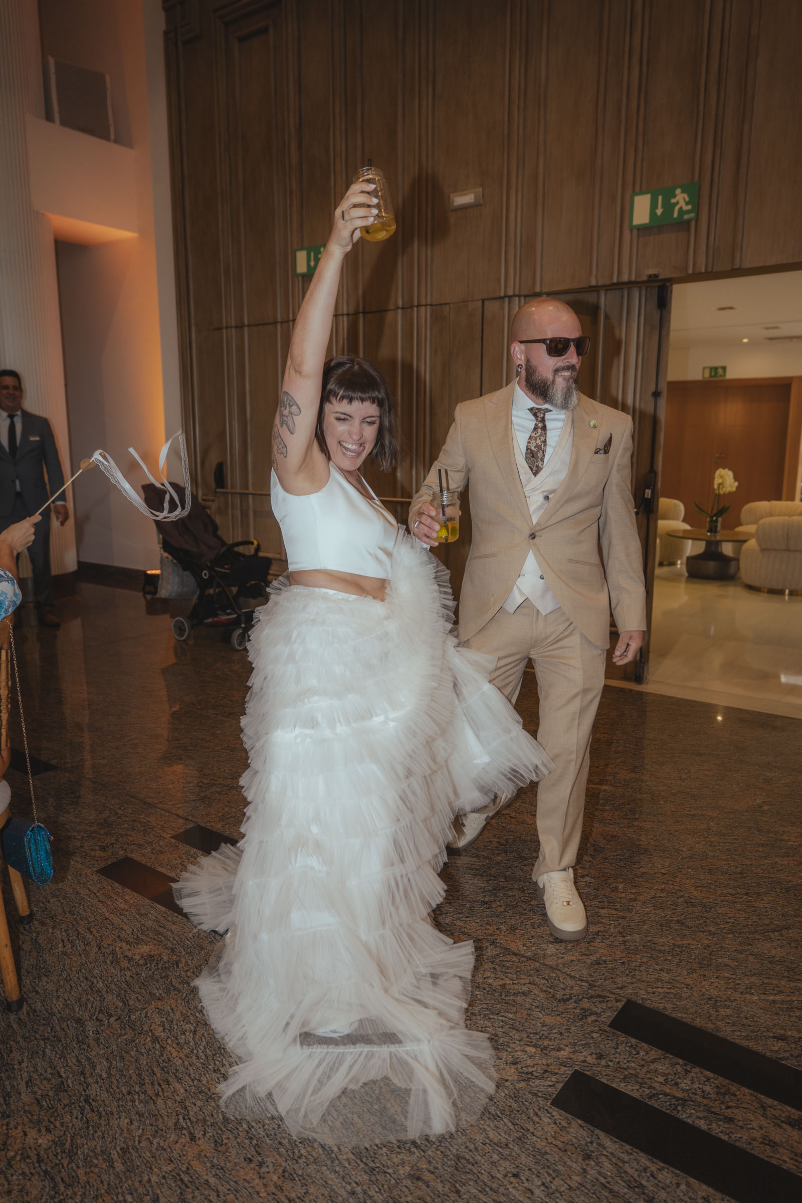 Fotografía de boda en Galicia capturando la complicidad de Nerea y Hugo en su entrada de novios