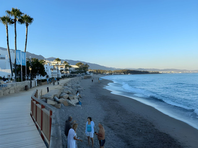 Modern beachfront apartments under construction in Estepona, Costa del Sol, Spain, ideal off-plan investment opportunities for international property buyers in 2025 with Bosque Colina Partners.