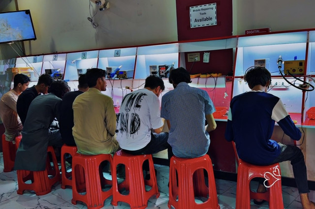 Mobile Repairing Course i Smart Training Institute (3).jpg