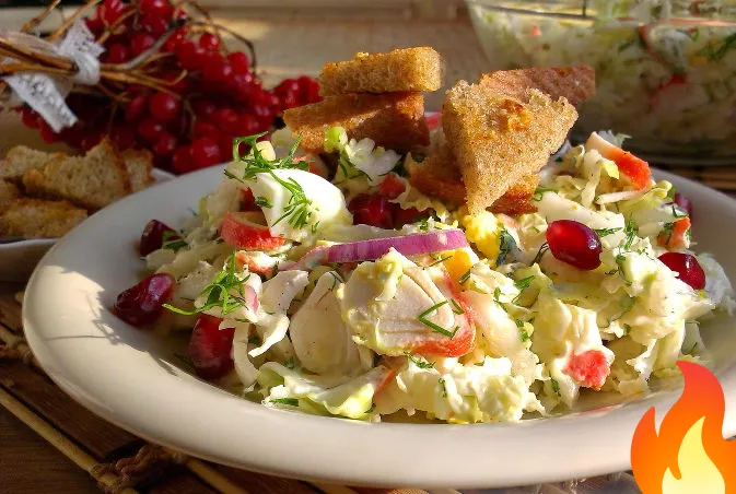 Постер Салат с крабовыми палочками и чесночными гренками