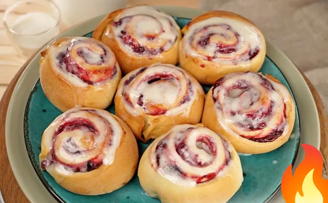 Постер Булочки-улитки с вареньем и сметанной глазурью