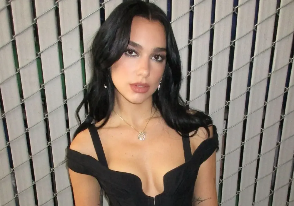Dua Lipa cere 15 milioane de dolari de la Samsung pentru folosirea imaginii fără acord