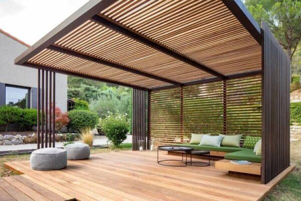 برجولة حديد مطلية بتصميم مودرن في حديقة منزل