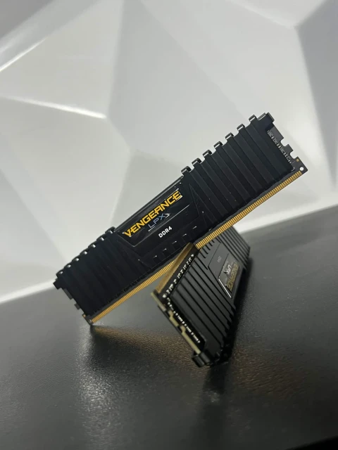 RAM Corsair 16GB (2x8GB) DDR4 3600MHz CL18 Occasion