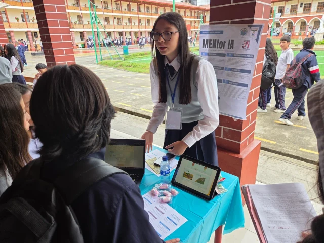 Estudiante explica una propuesta tecnológica durante la feria