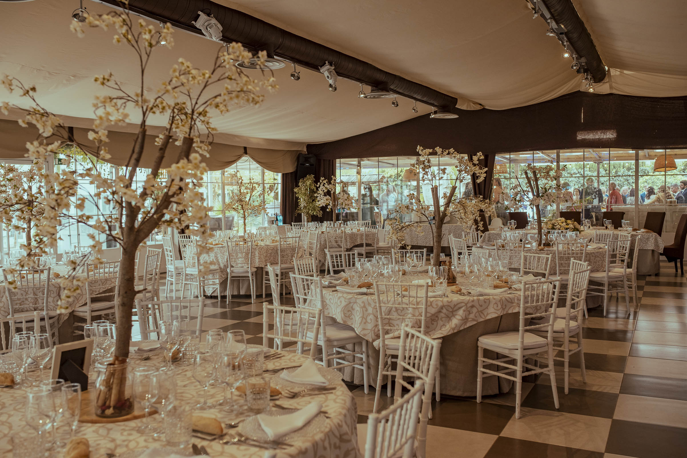 Fotografía de boda en Hacienda Las Flores mostrando el ambiente del banquete durante la celebración