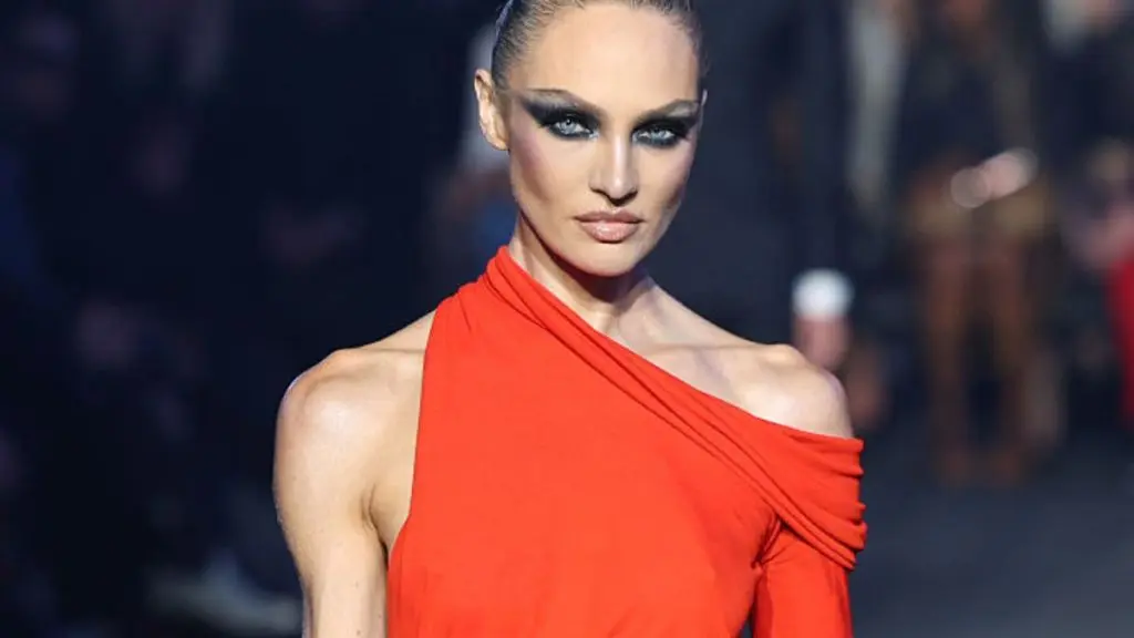 Supermodel Candice Swanepoel Wows in Sporty Ensemble