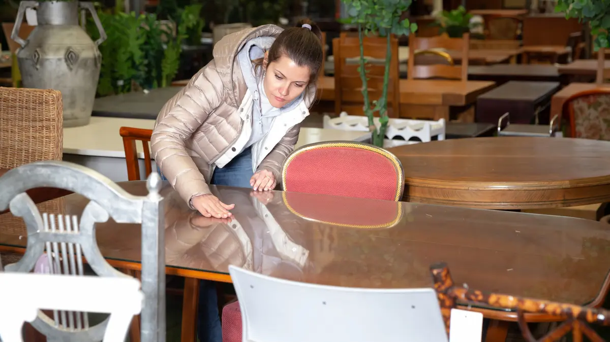 Tăițe de la piscină transformă o masă banală într-un lux DIY.