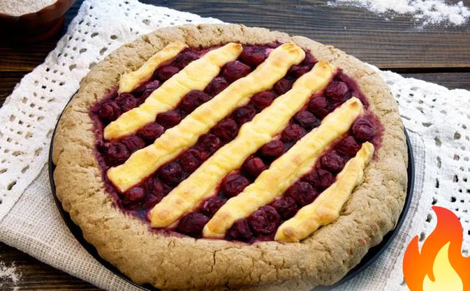 Постер Бездрожжевая ржаная ватрушка с творогом и вишней