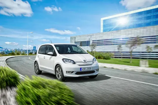 Skoda Citigoe iV — первый электрический автомобиль чешского автопроизводителя с характеристиками полностью удовлетворяющими ежедневную потребность городского жителя в мобильности.Трансмиссия Skoda Citigoe iV
Силовая установка Skoda Citigoe iV представлена электрическим мотором с выходной мощностью 61 кВт и максимальным крутящим моментом в 210 Н⋅м. С его помощью электромобиль разгоняется до первых 100 км/ч за 12,5 сек, а его максимальная скорость составляет 130 км/ч. Компоненты электропривода модели расположены на привычных для ДВС моделей месте.
Аккумуляторная батарея и зарядка Citigoe iV
Skoda Citigoe iV питается от литий-ионного аккумулятора емкостью 36,8 кВт·ч. Батарея с размерами 1,1×1,7 м и высотой всего 0,3 м расположена в полу автомобиля, состоит из 168 ячеек и предлагает запас хода 265 км по циклу WLTP.При использовании зарядного устройства переменного тока мощностью 7,2 кВт аккумулятор заряжается на 80% за 4 часа 8 мин или 12 часов 37 мин от обычной бытовой розетки на 2,3 кВт.
Кроме этого электромобилю доступна зарядка до 80% емкости батареи за 1 час c использованием разъема CCS Combo 2 от быстрых зарядных станций постоянного тока мощностью 40 кВт.
Экстерьер и Интерьер Škoda Citigoe iV
Skoda Citigoe iV предлагается исключительно в 5-ти дверном исполнении в комплектациях Ambition и Style. В экстерьере электрическая версия CITIGO отличается от своих ДВС-аналогов прежде всего в передней части, где решетка радиатора окрашена в цвет кузова, а бампер слегка переработан. В стандартную комплектацию электромобиля входят противотуманные фары и светодиодные дневные ходовые огни.Skoda Citigoe iV Ambition в стандартной комплектации оснащается 14-дюймовыми стальными колесами, включая колесные диски Indus и шины 165/70 R14. Двухцветные 16-дюймовые легкосплавные диски Scorpius с черными вставками и шинами 185/50 R16 поставляются как опция для версии Ambition или как стандарт для Citigoe iV Style. Диски Scorpius также доступны в серебристом цвете.
HEvCars — экологически чистые автомобили в Украине
Skoda Citigoe iV
HEvCars » Экоавто » Skoda » Skoda iV » Skoda Citigoe iV

Skoda Citigoe iV
Все
Экстерьер
Интерьер

 
Описание
Характеристики Skoda iV
Особенности
Skoda Citigoe iV — первый электрический автомобиль чешского автопроизводителя с характеристиками полностью удовлетворяющими ежедневную потребность городского жителя в мобильности.

Škoda Citigoe iV
Škoda Citigoe iV © skoda-auto.com

Трансмиссия Skoda Citigoe iV
Силовая установка Skoda Citigoe iV представлена электрическим мотором с выходной мощностью 61 кВт и максимальным крутящим моментом в 210 Н⋅м. С его помощью электромобиль разгоняется до первых 100 км/ч за 12,5 сек, а его максимальная скорость составляет 130 км/ч. Компоненты электропривода модели расположены на привычных для ДВС моделей месте.

Схема силовой установки Škoda Citigoe iV
Схема силовой установки Škoda Citigoe iV © skoda-storyboard.com

Аккумуляторная батарея и зарядка Citigoe iV
Skoda Citigoe iV питается от литий-ионного аккумулятора емкостью 36,8 кВт·ч. Батарея с размерами 1,1×1,7 м и высотой всего 0,3 м расположена в полу автомобиля, состоит из 168 ячеек и предлагает запас хода 265 км по циклу WLTP.

Зарядка электромобиля Škoda Citigoe iV
Зарядка электромобиля Škoda Citigoe iV © skoda-storyboard.com

При использовании зарядного устройства переменного тока мощностью 7,2 кВт аккумулятор заряжается на 80% за 4 часа 8 мин или 12 часов 37 мин от обычной бытовой розетки на 2,3 кВт.
Кроме этого электромобилю доступна зарядка до 80% емкости батареи за 1 час c использованием разъема CCS Combo 2 от быстрых зарядных станций постоянного тока мощностью 40 кВт.

Экстерьер и Интерьер Škoda Citigoe iV
Skoda Citigoe iV предлагается исключительно в 5-ти дверном исполнении в комплектациях Ambition и Style. В экстерьере электрическая версия CITIGO отличается от своих ДВС-аналогов прежде всего в передней части, где решетка радиатора окрашена в цвет кузова, а бампер слегка переработан. В стандартную комплектацию электромобиля входят противотуманные фары и светодиодные дневные ходовые огни.

Экстерьер электромобиля Škoda Citigoe iV
Экстерьер электромобиля Škoda Citigoe iV © skoda-auto.com

Skoda Citigoe iV Ambition в стандартной комплектации оснащается 14-дюймовыми стальными колесами, включая колесные диски Indus и шины 165/70 R14. Двухцветные 16-дюймовые легкосплавные диски Scorpius с черными вставками и шинами 185/50 R16 поставляются как опция для версии Ambition или как стандарт для Citigoe iV Style. Диски Scorpius также доступны в серебристом цвете.

Skoda Citigoe iV
Электромобиль Skoda Citigoe iV © skoda-storyboard.com

Для Citigoe iV предлагаются четыре основных цвета окраски кузова: Candy White, Tornado Red, Sunflower Yellow, Kiwi Green, опционально предлагается цвета металлик Deep Pearlescent Black, Crystal Blue и Tungsten Silver.

Что касается интерьера, то специально для электрической версии ŠKODA CITIGO он был слегка переработан, в частности изменена отделка салона в обеих комплектациях, чтобы больше соответствовать экологичной природе трансмиссии. Основные отличия состоят в материалах отделки салона, тогда как общая компоновка и эргономика сохраняет привычный для ДВС-версий порядок.

Комплектация и безопасность Škoda Citigoe iV
Из интересных фишек электрокара следует выделить возможность использовать смартфон с приложением Move & Fun в качестве дополнительного дисплея автомобиля для воспроизведения мультимедиа или навигации. Кроме того, Citigoe iV предлагает мобильные онлайн-сервисы с приложениями, позволяющими осуществлять удаленный доступ к аккумулятору или кондиционеру электромобиля.

Что касается безопасности, то уже в стандартной комплектации Citigoe iV оснащен системой Lane Assist и передними подушками безопасности.

Более богатая комплектация Style поставляется с внешним освещением приборной панели, электрорегулировками и обогревом боковых зеркал, пакетом Leather Detailing, который включает кожаную обивку руля, рычага переключения передач и ручного тормоза.

Опционально предлагается пакет Comfort с подогревов передних сидений, четырьмя дополнительными динамиками и задним парктроником.