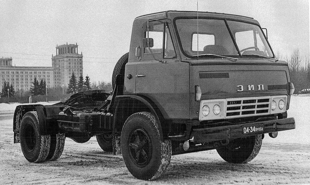 Основных модификаций в двухосном семействе ЗИЛ-169 предусматривалось всего две — длиннобазный бортовой грузовик ЗИЛ-169Г и седельный тягач ЗИЛ-169В с нормальной колесной базой. Выпуск бортовых грузовиков с нормальной колесной базой был возможен, но лишь при наличии заказов на такую модель. А вот выпуск самосвалов с разгрузкой назад на базе ЗИЛ-169 не предусматривался вовсе, в то время как появление самосвала с боковой разгрузкой, работающего в составе автопоезда с самосвальным полуприцепом, допускалось. Кроме этого, рассматривалась возможность создания на базе ЗИЛ-169 машин с колесной формулой 4x4.

В свете этих решений в 1970 г. на Московском автозаводе был построен опытный образец второй основной модели в семействе — седельный тягач ЗИЛ-3Э169В. По конструкции он практически полностью повторял построенный годом ранее бортовой автомобиль ЗИЛ-2Э169Г, даже двигатель на нем был установлен бензиновый (ЗИЛ-130), хотя по проекту предполагался дизельный силовой агрегат.

Во многом из-за того, что с новым дизельным двигателем для нового семейства ЗИЛ-169 не складывалось, уже в 1970 г. планы Министерства автомобильной промышленности довольно серьезно изменились. Было решено, что специалисты Московского автозавода займутся проектированием собственного дизельного двигателя, получившего в дальнейшем наименование ЗИЛ-645. А с учетом его использования будут создавать не бескапотный, а капотный грузовик.
