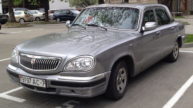 С лета 2006 года на «Волгу» устанавливали двигатель DOHC 2.4L Daimler Chrysler мощностью 150 л. с., поставляемый с завода в Мексике[1]. Для адаптации этого двигателя к Волге была перенастроена система впрыска, в результате мощность мотора снизилась до 137 л. с. Максимальная скорость была увеличена до 178 км/ч, разгон до 100 км/ч не превышал 11 сек. В конструкцию автомобиля были внесены следующие изменения: перенесены места крепления силового агрегата, балка передней подвески опустилась на 17 мм, ликвидирована часть ребра жёсткости на внутренней стороне капота; изменены передаточные числа в коробке передач, ведущий мост был дополнен главными парами 43/11(3,91) и 43/12(3,58), появились топливный насос погружного типа и новая выпускная система.

Паспортные данные
Двигатель 2.4 бензиновый (137 л.с.)
Механическая коробка передач
Задний привод
Машина 2008 года выпуска, покупалась в 2012 году
ГАЗ 31105 выпускается с 2004 года