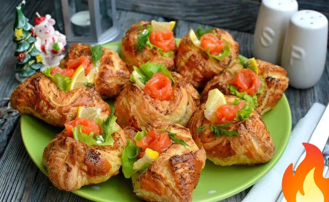 Постер Тарталетки "Лодочки" из слоёного теста с красной рыбой и сливочным сыром