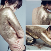 이경실 딸 손수아, 전신 '골드 글리터' 파격 화보 공개... "예술적 콘셉트 완벽 소화"