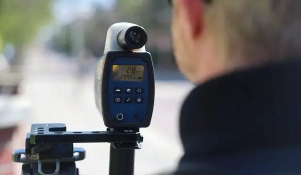 Polițist surprins cu 177 km/h în zonă rezidențială, scăpat de amendă