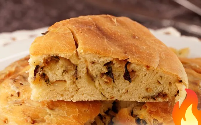 Постер Дрожжевая вертута с жареным репчатым луком, чесноком и зеленью