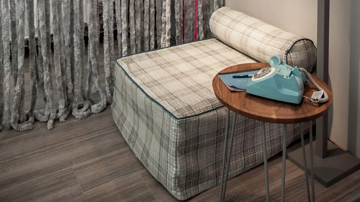 Designerii optează pentru mese de cafea compacte, redefinind livingul